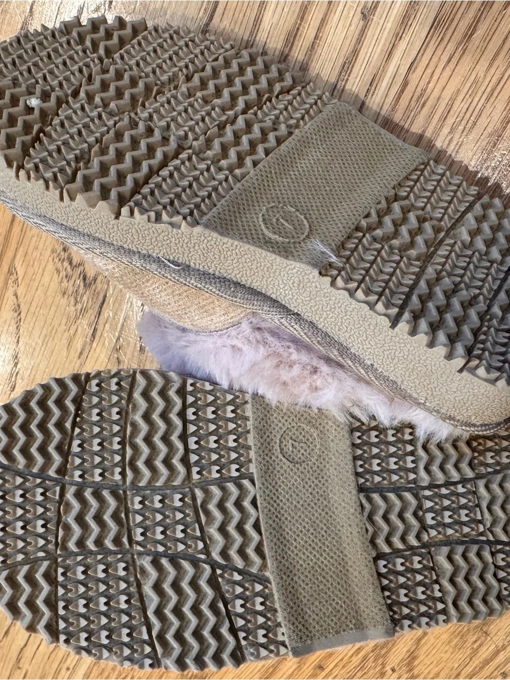 Kids Nicole Miller Cozy Faux-Fur Lined Slippers Tan Sz toddler 7c LIKE NEW!